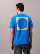 Remera de punto de algodón Calvin Klein, color azul, de corte regular, cuello redondo y manga corta. Cuenta con el logotipo de la marca estampado en el pecho derecho.