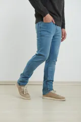 Pantalón de jean de corte skinny, color azul.