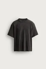 Remera relaxed fit tejida en hilatura de algodón, con cuello redondo, manga corta y efecto lavado.