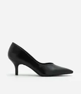 Zapato de tacón negro, confeccionado en PU, con punta fina y tacón fino de 6cm.