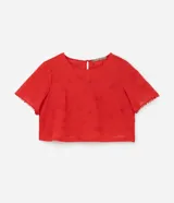 Blusa roja plus size confeccionada en laise con pequeños agujeritos y mangas cortas.