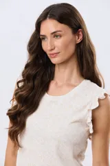 Musculosa blanca con estampado floreado sutil y volados en los hombros, de corte recto.