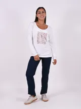 Remera blanca de manga larga con cuello redondo y estampado abstracto en tonos rosa y plateado en el frente.