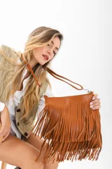 Cartera bandolera color suela, con diseño de flecos largos en la parte frontal y correa ajustable.