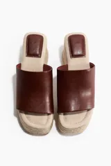 Sandalias de plataforma con tira ancha de cuero marrón y taco de bloque revestido en yute trenzado.