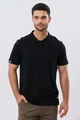 Remera polo de manga corta en color azul melange, con cuello camisero, cierre frontal de dos botones y pequeño bordado en el pecho.