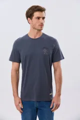 Remera de manga corta y cuello redondo color azul melange, con estampa y letras bordadas en el pecho.