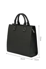 Bolso de mano tipo tote de diseño cuadrado, confeccionado en cuero sintético con textura granulada. Presenta asas superiores con detalle de textura efecto reptil y herrajes metálicos plateados.