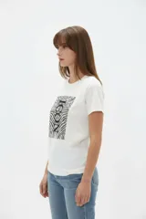 Remera de algodón color blanco, con cuello redondo, mangas cortas y estampa frontal rectangular con motivo de animal print estilo cebra y la palabra 'ICON'.