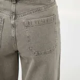 Pantalón jean de corte wide leg en color gris lavado, con cintura alta, cierre frontal de botones expuestos y bolsillos delanteros tipo parche.