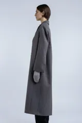 Tapado largo de lana virgen con motivo pied de poule, cuello con solapa y cierre frontal con tres botones.