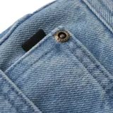 Pantalón de jean azul, corte recto, con bolsillos delanteros y traseros.