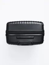 Valija rígida de 28 pulgadas color negro con diseño texturizado, manija retráctil, ruedas giratorias y candado de seguridad integrado.