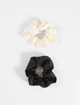 Set de dos gomitas scrunchies para el pelo, una de color beige y otra de color negro, ambas con aplicación de pequeños strass plateados distribuidos en la superficie.