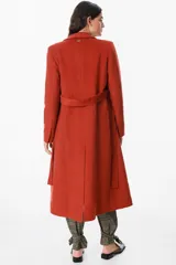 Tapado de paño en color gris oscuro, con solapas clásicas, corte recto y bolsillos laterales integrados.