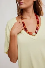 Remera de algodón celeste, de corte oversize con escote en V amplio y mangas cortas caídas.