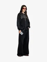 Jean Diesel modelo 1996 D-Sire, color negro, de tiro bajo, calce relajado y silueta oversize con piernas extra anchas y largas.