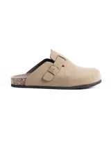 Zuecos tipo mule color beige, confeccionados en material símil gamuza con detalle de hebilla metálica lateral y suela de corcho con base de goma.