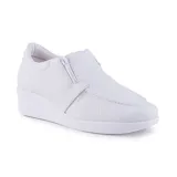 Zapato de cuero negro con taco corrido y cierre de cremallera lateral.