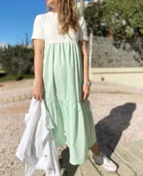 Vestido midi de corte amplio, con mangas cortas, parte superior blanca y falda de dos niveles color verde menta.