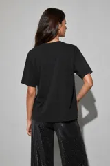Remera blanca de manga corta y cuello redondo, con estampa en el pecho con la palabra "chill" en color rojo.