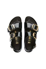 Sandalia Birkenstock Milano Bb Lena High Shine color negro charol, con hebillas doradas y plantilla anatómica de corcho-látex.
