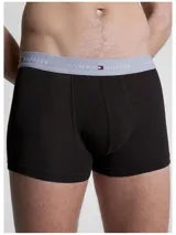 Bóxer trunk negro de algodón elástico con cintura gris y logo de Tommy Hilfiger repetido en blanco y azul.