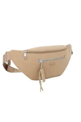 Riñonera Oreiro de color beige, confeccionada en material sintético con cierre principal y bolsillo frontal con cierre y tirador decorativo de cuero sintético con detalles colgantes. Posee correa ajustable con inscripciones y aplique metálico con forma de labios.