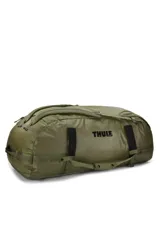 Bolso de viaje tipo duffel Thule Chasm 130L, color verde oliva. Fabricado en lona tarpaulin resistente y repelente al agua, cuenta con gran apertura superior, correas convertibles para usar como mochila, bolsillos internos de malla y cierres compatibles con candado.