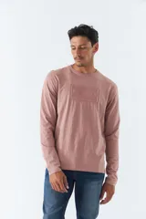 Remera de hombre de manga larga color azul con logo bordado en relieve en el pecho.