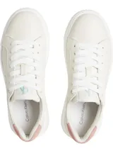 Zapatillas urbanas Calvin Klein de cuero blanco, con logo CK celeste en el lateral, detalle de gamuza rosa en el talón y suela chunky cupsole.