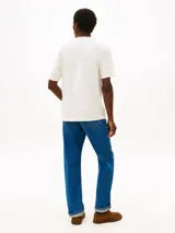 Remera de manga corta Tommy Hilfiger, color blanco, con cuello redondo y gráfico bordado con el nombre de la marca en el pecho.