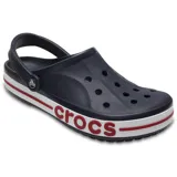 Zuecos Crocs modelo Bayaband color azul marino, con banda blanca y línea roja en la suela que incluye el logo de la marca en letras rojas.