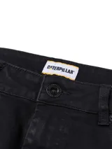 Pantalon de corte recto y diseño de cinco bolsillos, confeccionado en denim negro con cierre de cremallera y detalles de la marca.