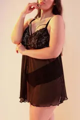Babydoll negro de microtul y puntilla elastizada, con copa forrada en algodón y tiras cruzadas.