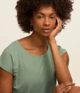 Remera de manga corta Get Over con escote redondo, confeccionada en tejido de microfibra con textura micro-cuadriculada.