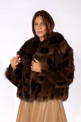 Tapado corto de piel sintética con diseño de manchas en tonos marrón y negro, de corte holgado y cuello amplio.