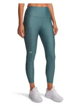 Calza deportiva Under Armour de tiro alto, confeccionada en tejido HeatGear ultraligero y elástico. Presenta diseño con costuras ergonómicas, cintura antideslizante y bolsillo lateral integrado.