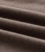 Suéter de punto para hombre, de corte clásico con cuello redondo, puños y bajo acanalados.