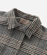 Campera tipo bomber de polivelour con estampado de cuadros, cuello inglés, cierre frontal, mangas largas y bolsillos funcionales.