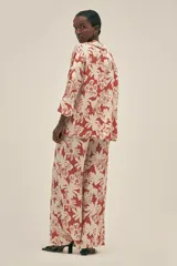 Pantalón ancho de seda viscosa con estampado de flores y tigres en tonos terracota y beige. Cuenta con bolsillos laterales y elástico en la cintura.