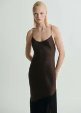Vestido midi de satén color marrón chocolate, con diseño recto, escote redondo y tirantes finos. Presenta espalda abierta con tiras cruzadas y detalle de flecos en el bajo.