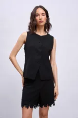 Bermuda negra con apliques de encaje en el ruedo.