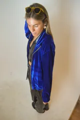 Campera azul de terciopelo con cierre frontal y cuello polo.