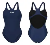 Malla enteriza de natación Arena Team Swimsuit Pro, color azul marino, con tirantes anchos y espalda deportiva. Presenta el logo de la marca en contraste en el pecho.