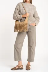 Sweater de punto grueso con cuello redondo, mangas largas y corte oversize, confeccionado en una mezcla de lana y nylon en tono gris melange.