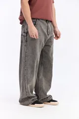 Jean carpenter de calce amplio estilo workwear, con bolsillos extra y diseño suelto.