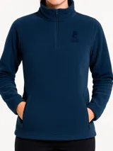 Buzo azul marino de micropolar con cuello alto y medio cierre frontal. Tiene bolsillos laterales con cierre y logo de la marca bordado en el pecho.