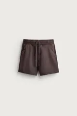 Bermuda jogger marrón de corte relajado, con efecto lavado, cintura elástica con cordón de ajuste y bolsillos laterales.