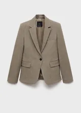 Chaqueta entallada de corte clásico con estampado de micro pata de gallo en tonos tierra. Presenta cuello con solapa, cierre frontal de un botón, bolsillos laterales con solapa y manga larga.